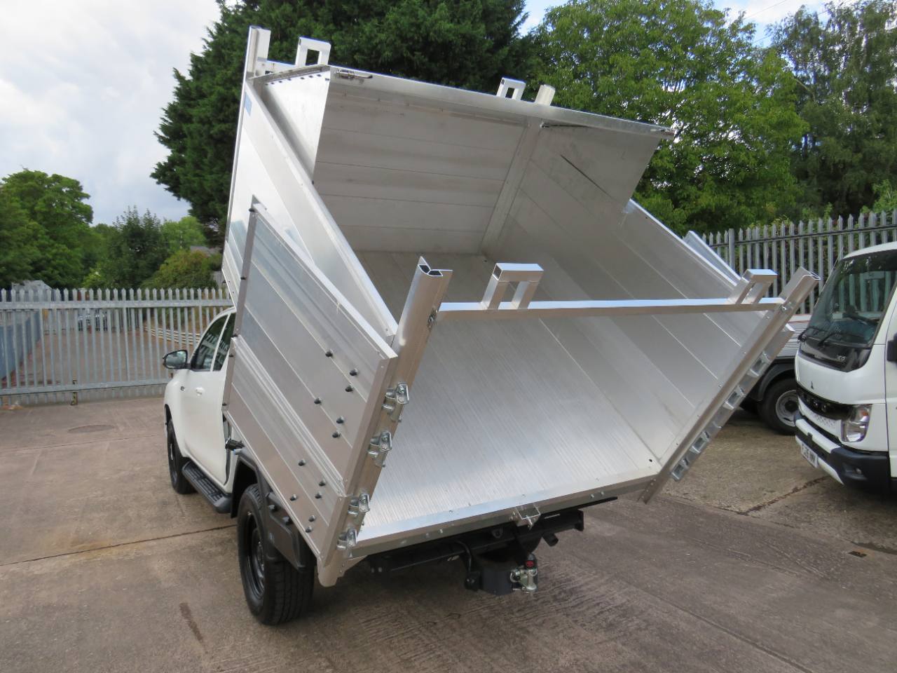 2025 Toyota Hilux Extra Cab 2.8 Arb Arborist Tipper Tree Surgeon photo 16